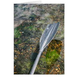 Arroyo de agua transparente con remo de barco