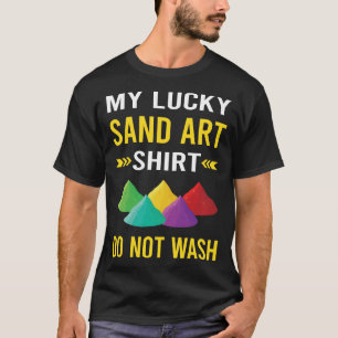 Arte de arena de la camiseta afortunada
