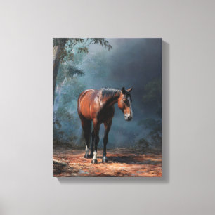 Arte de caballo ensillado en el sendero del bosque