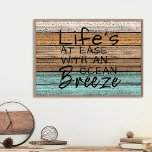 Arte De Cita De Verano En La Playa De La Playa De<br><div class="desc">Vintage acuático turquesa azul turquesa y verde de madera barnizada patrón de tablas de barca. Con el texto de la cita "La vida está a gusto con la brisa oceánica". Fabricado para el marinero, el barco, el deporte acuático, el barco, la vela, la playa, el océano o el amante del...</div>