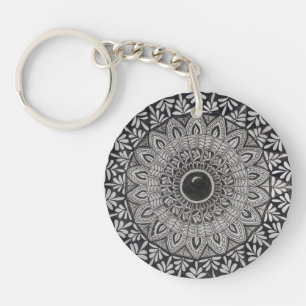 arte de mandala monocromo en llavero de acrílico