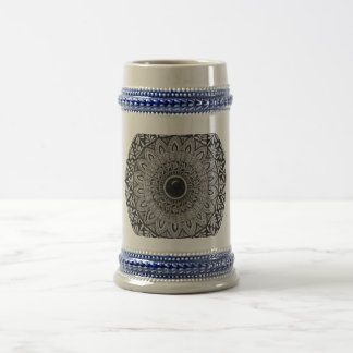 arte de mandala negro en una taza alta