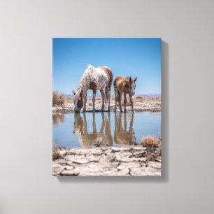 Arte de reflejo de agua de caballos blancos y marr