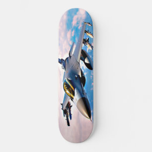 Arte de skateboard de F-16 volando sobre las nubes