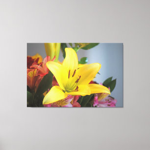 Arte de tela envuelto con lirio amarillo asiático