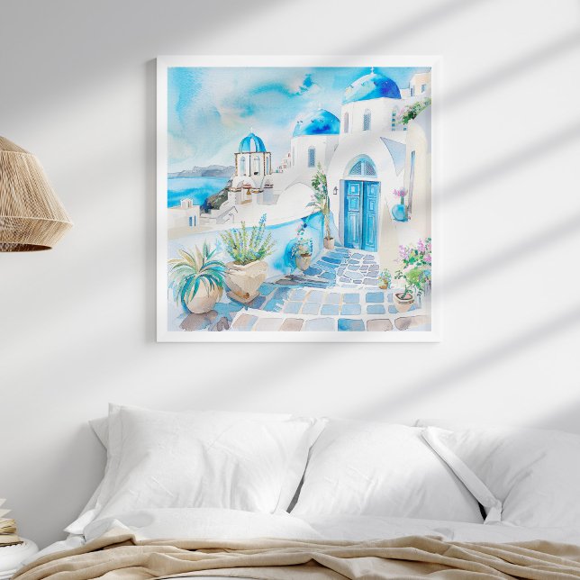 Arte de viajes en Santorini, Mediterráneo Azul y B (Blue and White Mediterranean Beach Travel Wall Art in a boho coastal bedroom in a white frame.)