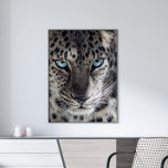 Arte fotográfico de leopardo de ojos azules<br><div class="desc">Añade un toque de belleza a tu decoración con el Poster de arte fotográfico Blue Eyed Leopard. Esta llamativa obra de arte muestra una fotografía de primer plano de la cara de un leopardo, mostrando sus penetrantes ojos azules vivos. La intensa mirada y los intrincados detalles capturan la majestuosa y...</div>