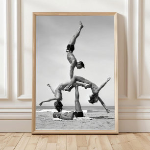 Arte mural de acrobacias en la playa, gimnastas vi