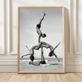 Arte mural de acrobacias en la playa, gimnastas vi