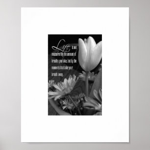Arte mural de citas florales en blanco y negro