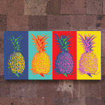 Arte pop de piña<br><div class="desc">Poster de arte pop de piña - Presentando un colorido poster de una fila de piñas. Recuérdate de tu amor por todas las cosas tropicales. Presentado en estilo de arte pop y colores: azul índigo, jade, púrpura, rojo verde y amarillo. Esta moderna obra de arte en la pared de piña...</div>