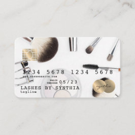 Artista de maquillaje con tarjeta de crédito