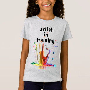 Artista en entrenamiento, con camiseta de pintura 
