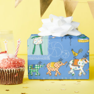 Artistas de circo con papel de envolver azul