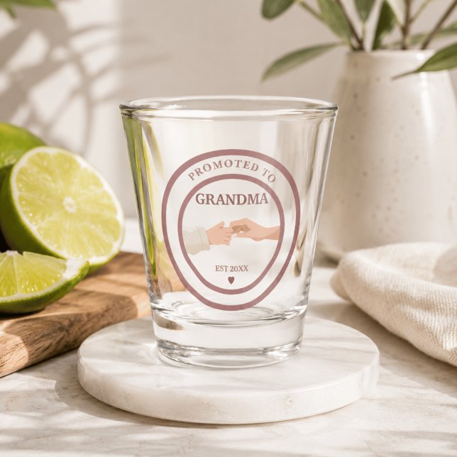 Ascendida a Abuela Est. 20XX Vaso de Chupito (Subido por el creador)