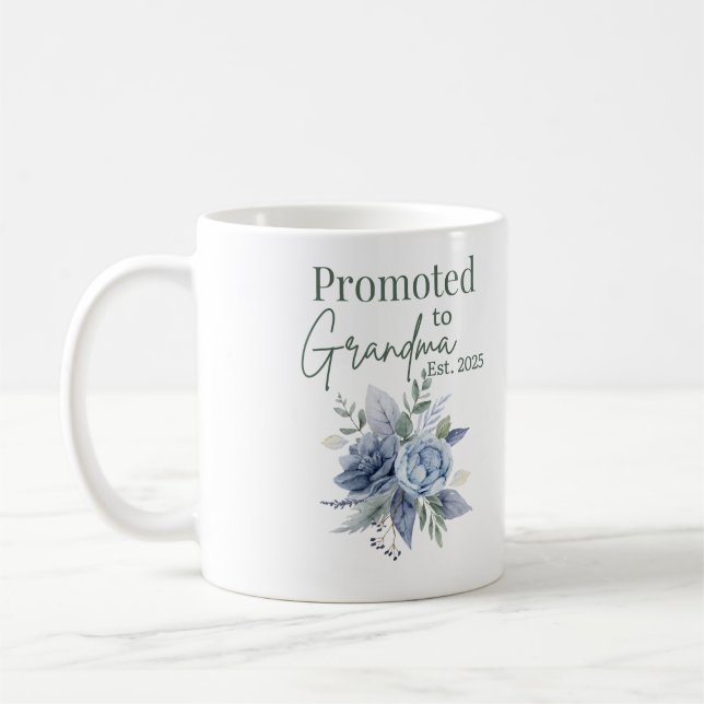 Ascendido a Abuela 2025, taza floral azul (Izquierda)