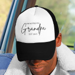 Ascendido al Gorra del abuelo EST | Nuevo regalo d<br><div class="desc">Celebra las grandes noticias al estilo con este sombrero de camionero retro "Promocionado al abuelo EST 2025"! Esta divertida y moderna gorra es el regalo perfecto para los antiguos abuelitos. Ya sea una invitación de embarazo, el Día del Padre, o sólo una revelación sorpresa, este gorra es un aguijón reflexivo...</div>