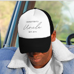 Ascendido al Gorra Uncle EST 2025 | Nuevo regalo d<br><div class="desc">Celebra las emocionantes noticias con este elegante sombrero de camionero promocionado al tío EST 2025 — un regalo reflexivo y práctico para el orgulloso nuevo tío. Perfecto para invitaciones de embarazo, duchas de bebé, revelaciones de género, o como una dulce sorpresa, este gorra combina confort y sentimiento en un diseño...</div>