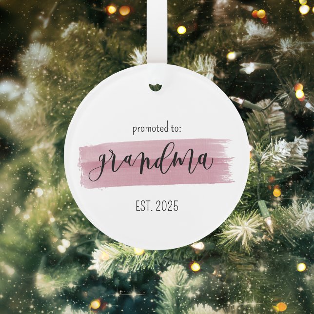 Ascendido al ornamento de la abuela Personalizado (Promoted to Grandma Ornament | Custom Pink Brush Script Design | Sweet Pregnancy Reveal Gift)