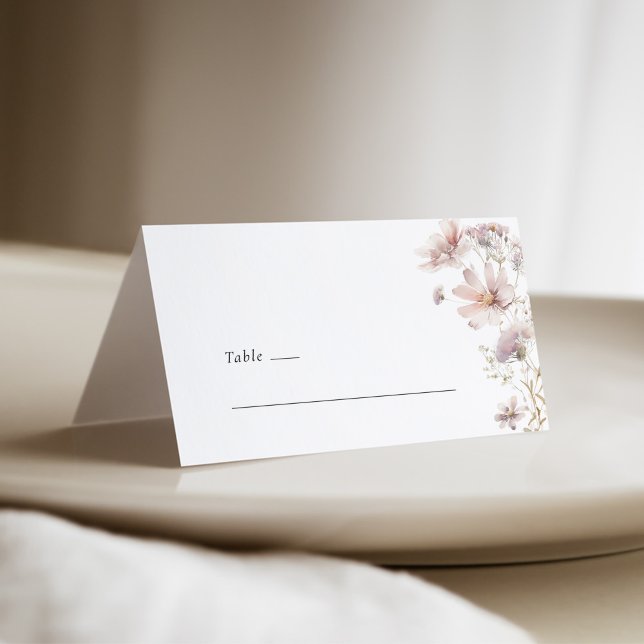 Asiento Tarjeta de lugar de boda boho con flor silvestre r (Blush wildflower boho wedding place card with soft floral design and elegant folded table styling)