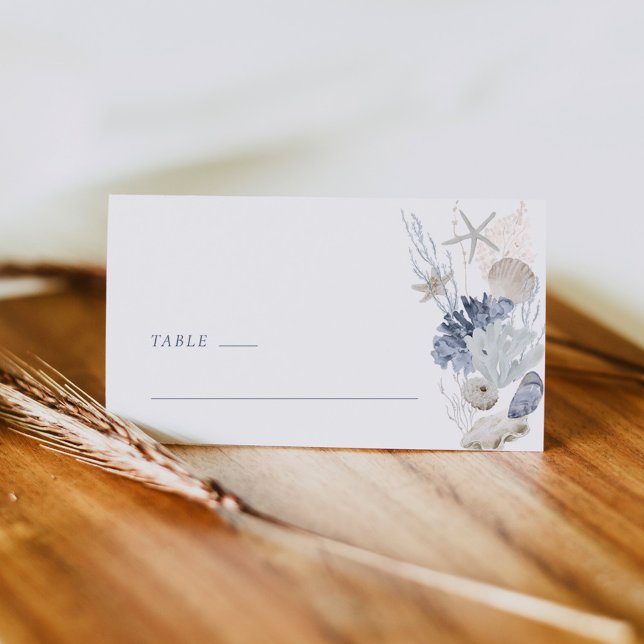 Asiento Tarjeta de lugar de boda con concha costera azul p (Dusty blue coastal shell wedding place card tent mockup with seashells and starfish)