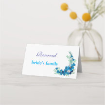 Tarjeta de lugar doblada de boda floral azul cielo