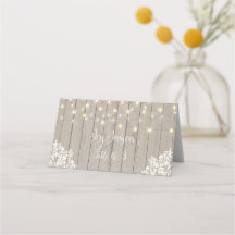 Tarjeta de mesa de recepción con aspecto de madera