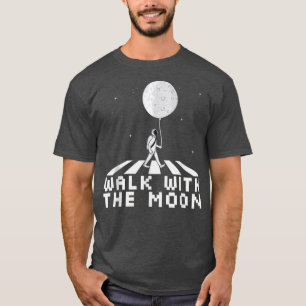 Astronauta Camina Con La Camiseta De La Luna