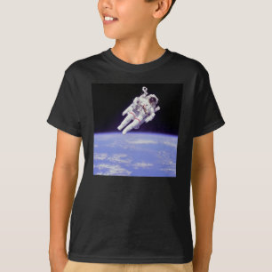 Astronauta en camisa del espacio