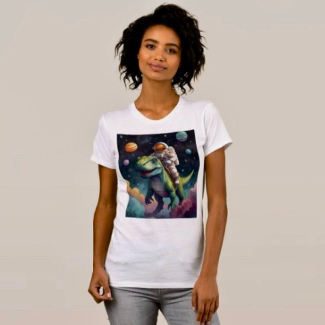 Astronauta en camiseta de Dino en el espacio (Comfy tri-blend women’s tee feminine fit, scoop neck, short sleeves, relaxed fit.  
)