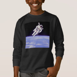 Astronauta en camiseta espacial