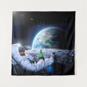 Astronauta en la luna con cerveza - Tapiz