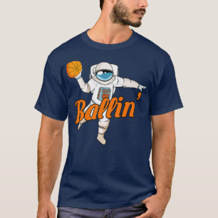Astronauta juega a baloncesto con camiseta premium