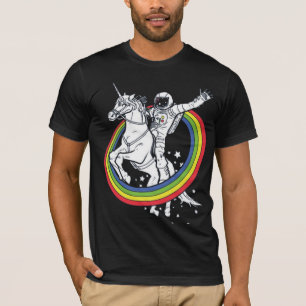 Astronauta montando camiseta unicornio