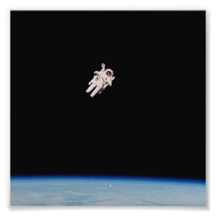 Astronauta que flota en el espacio abierto - foto