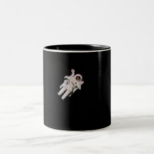 ASTRONAUTA QUE FLOTA EN TAZA DEL ESPACIO ABIERTO -