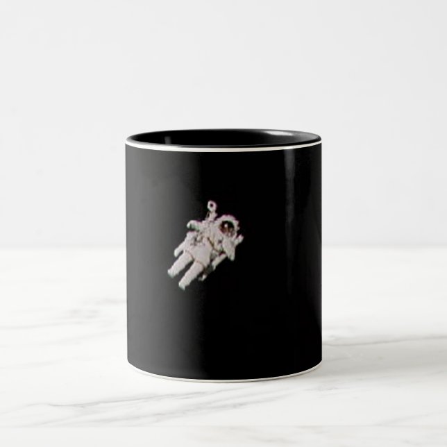 ASTRONAUTA QUE FLOTA EN TAZA DEL ESPACIO ABIERTO - (Centro)