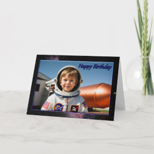 Astronauta saca la tarjeta de cumpleaños del niño