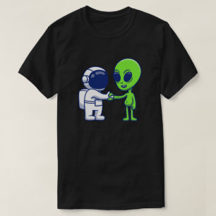 Astronauta se reúne con una camiseta extranjera