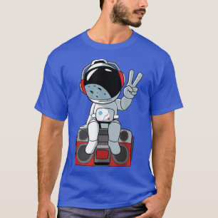 Astronauta sentado en la camiseta de la grabadora