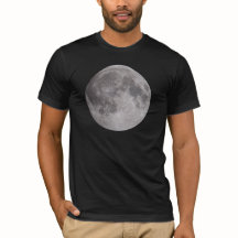 Astronomía con camiseta de luna llena