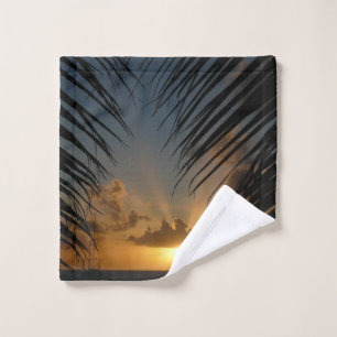 Atardecer a través de la orilla de la palma
