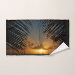 Atardecer a través de la orilla de la palma