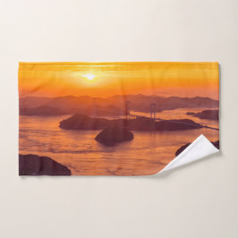 Atardecer de niebla en el puente Kurushima Kaikyo