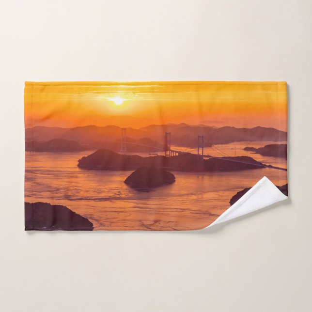 Atardecer de niebla en el puente Kurushima Kaikyo  (Toalla de mano)