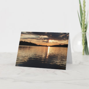 Atardecer en blanco en la tarjeta de felicitación 