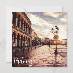 Atardecer en la plaza de Padova en Italia