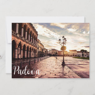 Atardecer en la plaza de Padova en Italia
