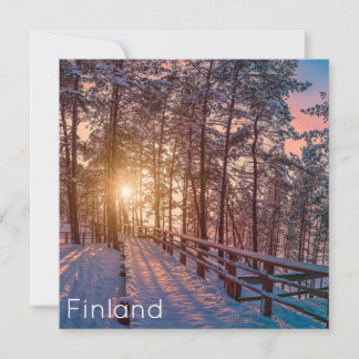 Atardecer en un bosque de pinos nevado con rayos s