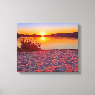 Atardecer rosa en el lienzo envuelto en la playa